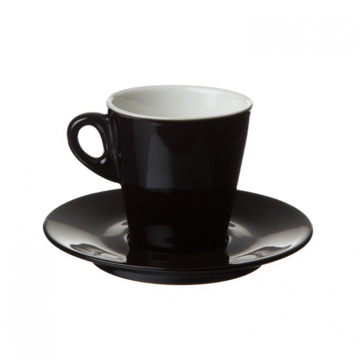 Tazza nera tazza nera con chicchi di caffè accanto ad essa su